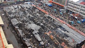 FOTO: Ratusan Kios Pasar Sentral Makassar Hangus Terbakar