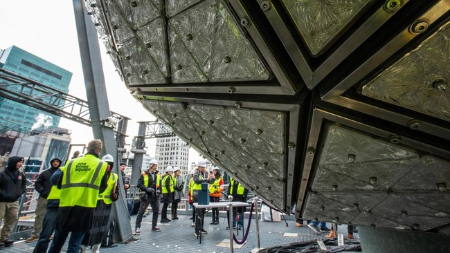 FOTO: Kristal-kristal Cantik di Times Square Sambut Tahun Baru 2023