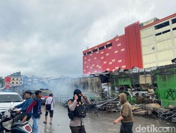 Warga Berebut Besi Puing Kebakaran Pasar Sentral, Polisi Tembak Gas Air Mata