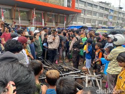 Kericuhan di Pasar Sentral Makassar gegara Warga Rebutan Besi Sisa Kebakaran