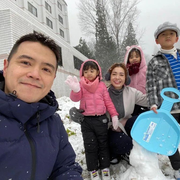 <p>Maya mengajak sang suami, Krisna Wardhana Sidarta, dan ketiga anaknya, Devon Sidarta, Kathleen Sidarta, dan Davinka Sidarta. (Foto: Instagram: @mayaseptha7)</p>
