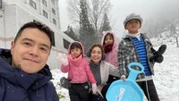 7 Potret Keluarga Maya Septha Liburan di Jepang, Main Salju hingga Berendam di Onsen