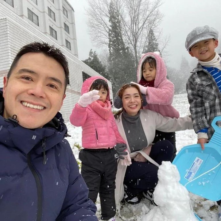 <p>Kelimanya terlihat senang ketika bermain salju, Bunda. Mereka bahkan sempat membuat manusia salju yang diberi nama Lova, lho. (Foto: Instagram: @mayaseptha7)</p>