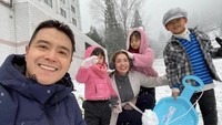 <p>Kelimanya terlihat senang ketika bermain salju, Bunda. Mereka bahkan sempat membuat manusia salju yang diberi nama Lova, lho. (Foto: Instagram: @mayaseptha7)</p>