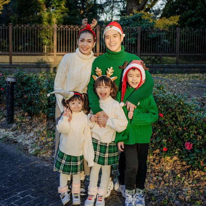 <p>Maya dan keluarga turut merayakan Hari Natal di Jepang. Ia dan keluarga pun kompak mengenakan pakaian serba hijau dan putih. (Foto: Instagram: @mayaseptha7)</p>