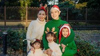 <p>Maya dan keluarga turut merayakan Hari Natal di Jepang. Ia dan keluarga pun kompak mengenakan pakaian serba hijau dan putih. (Foto: Instagram: @mayaseptha7)</p>