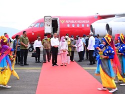 Jokowi Kunker ke NTB Pakai Pesawat RJ85, Disambut Tarian Weha Ao