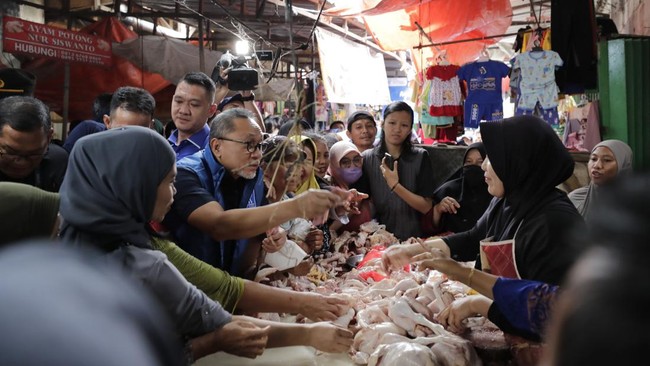 Meninjau Pasar Natar di Lampung, Menteri Perdagangan Zulkifli Hasan mengatakan, masyarakat dapat menyambut tahun baru dengan tenang.