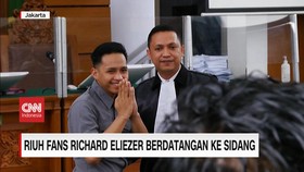VIDEO: Riuh Penggemar Richard Eliezer Hadir di Persidangan