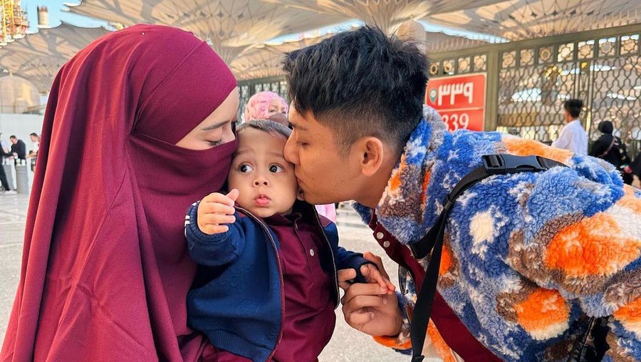 Rizky Billar dan Lesti Kejora saat menjalankan ibadah umrah.