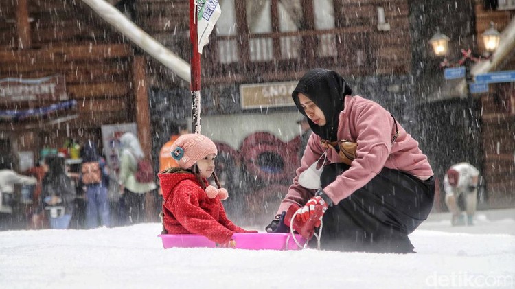 Traveler, Bekasi punya wahana bermain salju lho. Trans Snow World namanya, Suasananya sejuk dan syahdu. Seru!