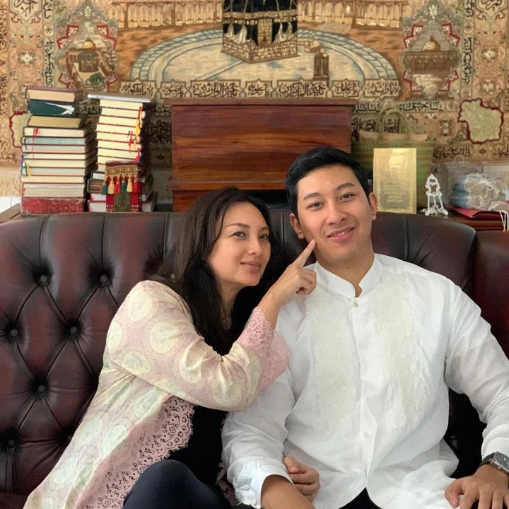 <p>Di usianya yang telah menginjak 47 tahun, Tata Cahyani masih tampak awet muda nih, Bunda. Misalnya saja dalam potret berikut. (Foto: Instagram @tatacahyani)<br /><br /><br /></p>