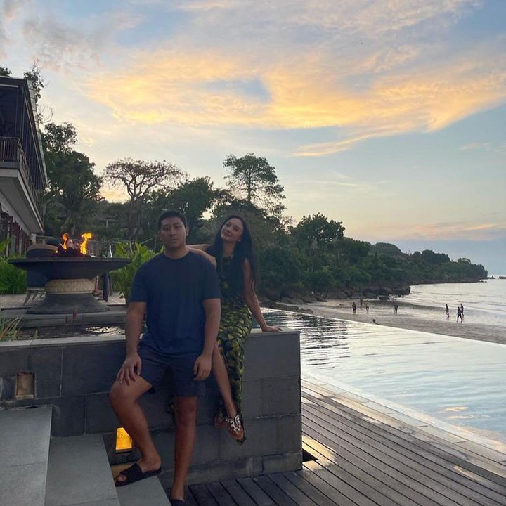 <p>Netizen pun turut mengakui hal tersebut, Bunda. Melalui kolom komentar, salah satunya ada yang menyebut keduanya seperti seumuran.<em> "Itu di slide 1 beneran mba Tata sama anaknya ya? Kayak seumuran,"</em> ujar akun @farida****. (Foto: Instagram @tatacahyani)<br /><br /><br /></p>