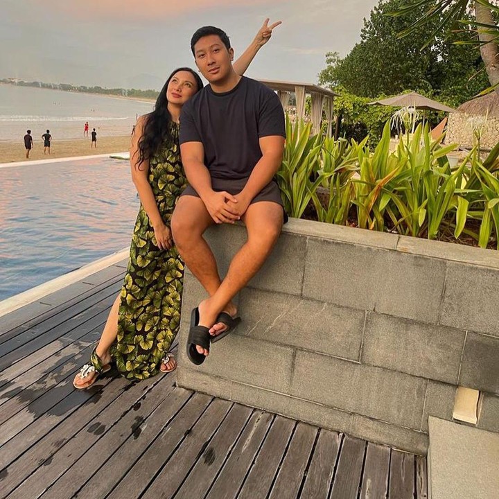 <p>Penampilan Tata memang tak jauh berbeda seperti beberapa tahun yang lalu karena tetap terlihat menawan, ya? Bagaimana menurut Bunda? (Foto: Instagram @tatacahyani)</p>