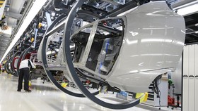 FOTO: Produksi 100 Ribu Mobil Listrik Porsche Taycan