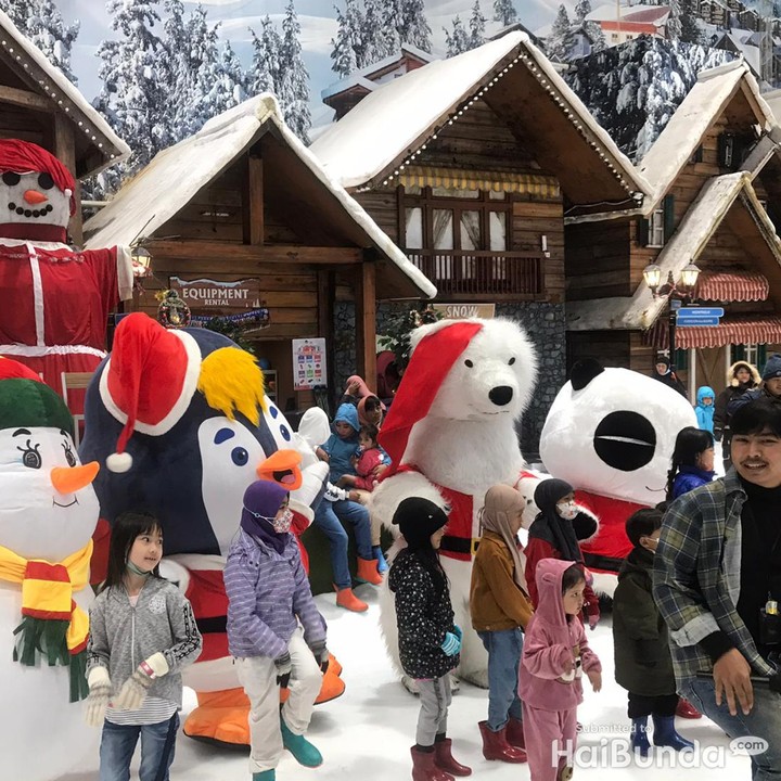 <p>Terdapat 4 karakter The Snow Crew yang bisa diajak foto bareng, nih. Mereka adalah Pibbin si manusia salju, Puf Puf si pinguin, Nano si beruang kutub, dan Mao si panda. (Foto: Mutiara Putri/Tim HaiBunda)</p>