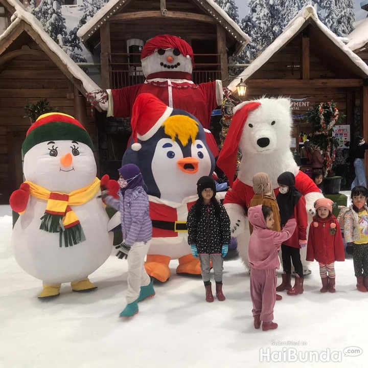 <p>Kalau ingin menyaksikan The Frosty Parade di TSW Bekasi, Bunda dan Si Kecil perlu menggunakan baju yang tebal agar tak kedinginan, ya. Tak hanya itu, siapkan juga baju ganti agar Si Kecil tak kedinginan usai bermain. (Foto: Mutiara Putri/Tim HaiBunda)</p>