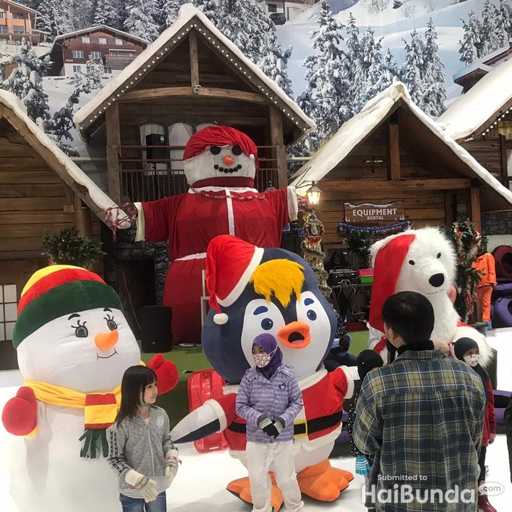 <p>Trans Snow World Bekasi mengadakan The Frosty Parade selama libur sekolah akhir tahun, Bunda. Acara ini akan berlangsung setiap hari hingga 8 Januari 2023. (Foto: Mutiara Putri/Tim HaiBunda)</p>