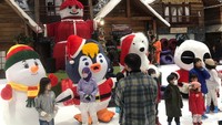 <p>Trans Snow World Bekasi mengadakan The Frosty Parade selama libur sekolah akhir tahun, Bunda. Acara ini akan berlangsung setiap hari hingga 8 Januari 2023. (Foto: Mutiara Putri/Tim HaiBunda)</p>