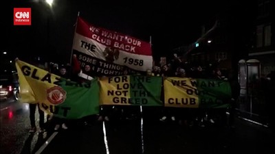 img-title VIDEO: MU Tak Kunjung Laku, Suporter Gelar Unjuk Rasa