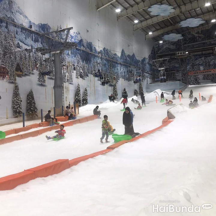 <p>Selain The Frosty Parade, ada pula permainan lainnya yang bisa dinikmati Si Kecil. Misalnya saja ski, kereta luncur, snow tube, hingga chair-lift. (Foto: Mutiara Putri/Tim HaiBunda)</p>