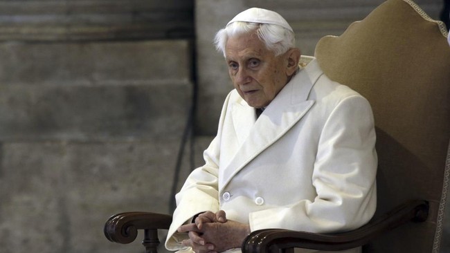 Mendiang Paus Benediktus XVI merupakan Paus pertama yang mundur sejak Paus Gregorius XII mengundurkan diri pada 1415.