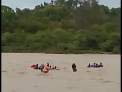 Ngeri, Belasan Warga Bertaruh Nyawa Nyeberang Sungai Saat Banjir