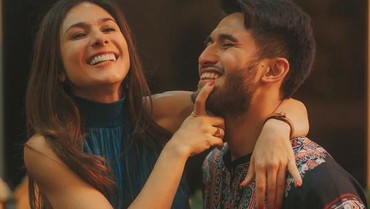 img-title Asyik Joget Bareng Sabda, Tubuh Langsing Wulan Guritno Bikin Netizen Iri