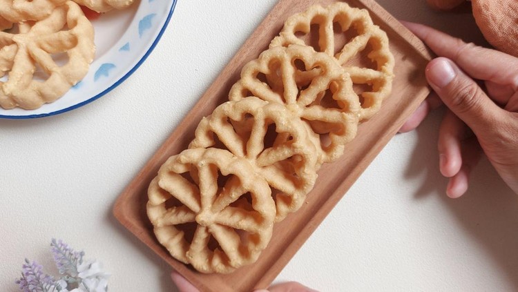1444350066 Kue kembang goyang or kuih loyang. It is an Indonesian cuisine and Malaysian cuisine flower shaped traditional snack or kuih, associated with Betawi cuisine and Malay cuisine.