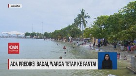 VIDEO: Ada Prediksi Badai, Warga Tetap ke Pantai