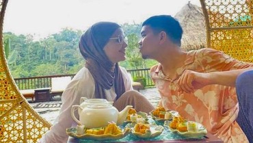 img-title Indra Bekti Pendarahan Otak, 7 Potret Tegar Aldila Jelita Doakan Sang Suami