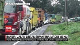 VIDEO: Banjir, Jalan Lintas Sumatera Macet 15 Km