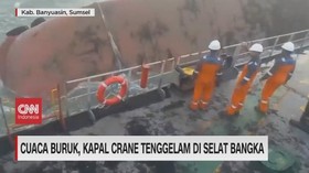 VIDEO: Cuaca Buruk, Kapal Crane Tenggelam di Selat Bangka