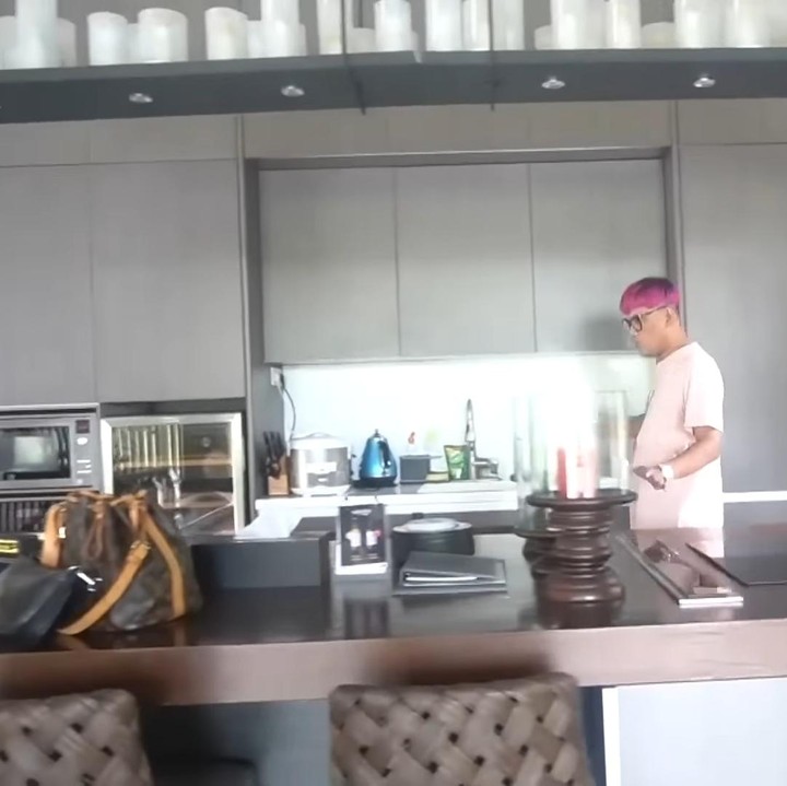 <p>Dapur vila Uya Kuya terlihat elegan dengan sentuhan cokelat dan hitam. Peralatan masaknya pun canggih menggunakan kompor induksi. (Foto: YouTube/ Uya Kuya TV)</p>