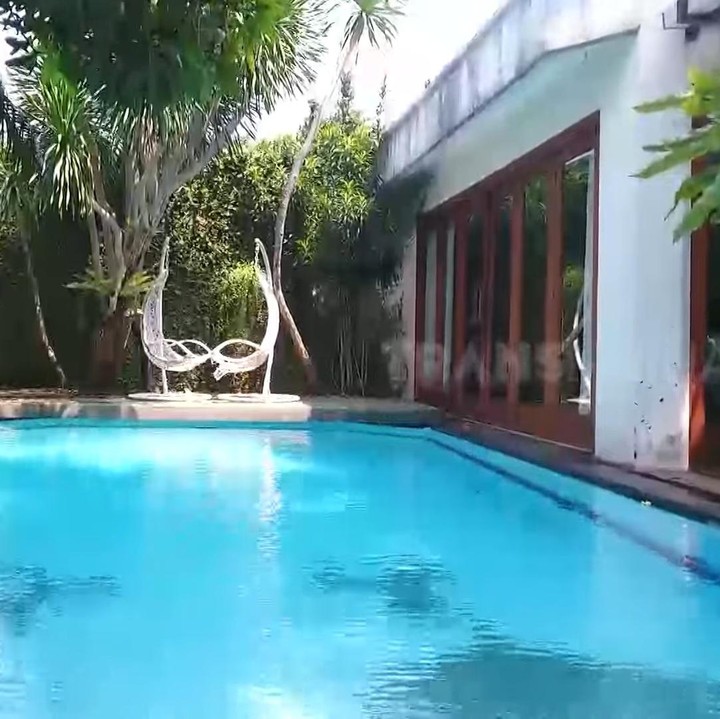 <p>Di halaman belakang rumah penyanyi Sania, terdapat kolam renang yang luas dan tempat untuk bersantai. Terlihat sejuk, ya Bun. (Foto: YouTube/TRANS7 OFFICIAL)</p>
