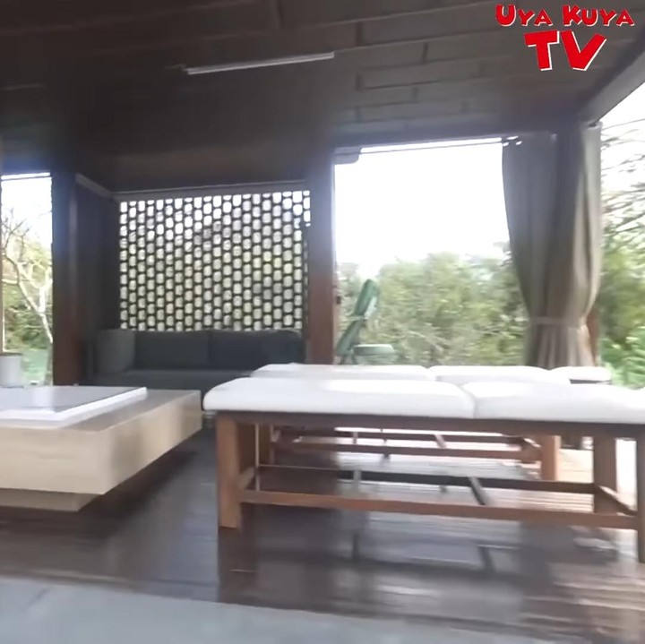 <p>Di rooftop lantai tiga, terdapat tempat khusus spa lengkap dengan jacuzzi. Wah, lengkap banget, ya Bunda, fasilitas vila Uya Kuya di Bali ini. (Foto: YouTube/ Uya Kuya TV)</p>