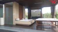 <p>Di rooftop lantai tiga, terdapat tempat khusus spa lengkap dengan jacuzzi. Wah, lengkap banget, ya Bunda, fasilitas vila Uya Kuya di Bali ini. (Foto: YouTube/ Uya Kuya TV)</p>