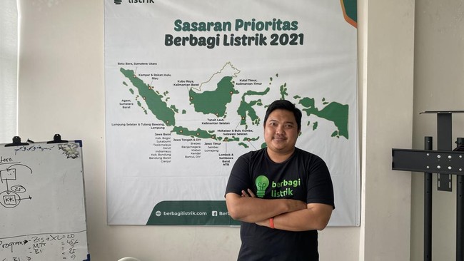 Putro Santoso (47) menuai hasil lebih dari perkebunan organiknya di Bogor usai menggunakan limpahan energi Matahari dari panel suryanya.