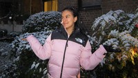 <p>Artis berusia 30 tahun itu begitu senang menikmati salju musim dingin, Bunda. (Foto: Instagram @evacelia)</p>