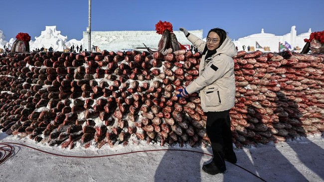 FOTO: Berburu Ribuan Ikan di Festival Memancing Musim Dingin China