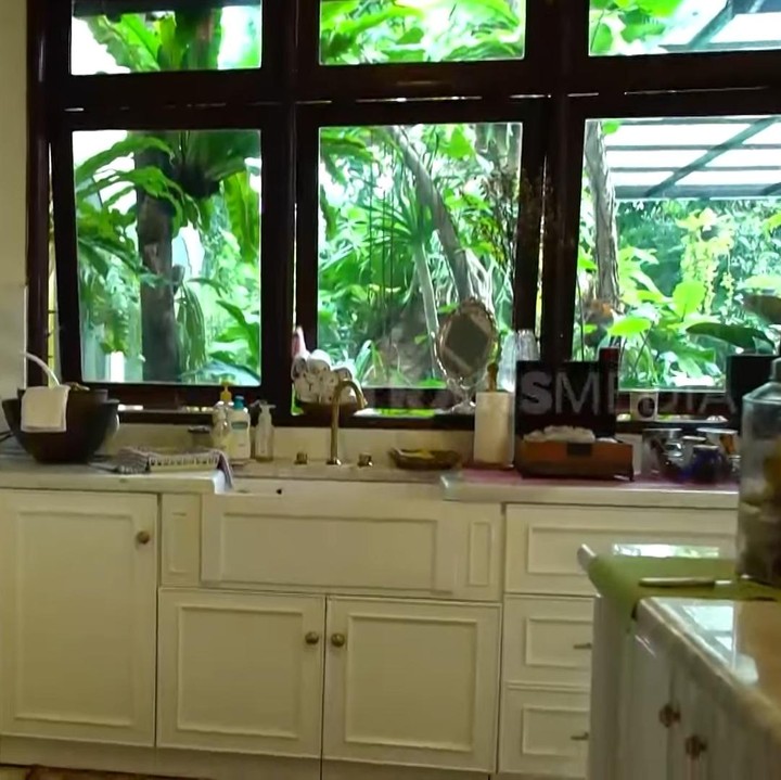<p>Gaya klasik dengan furnitur serba putih terlihat di area dapur rumah Sania. Terdapat kaca besar di sekitar dapur yang berfungsi sebagai cahaya alami sehingga dapurnya terlihat terang, ya Bun. (Foto: YouTube/TRANS7 OFFICIAL)</p>