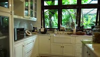 <p>Gaya klasik dengan furnitur serba putih terlihat di area dapur rumah Sania. Terdapat kaca besar di sekitar dapur yang berfungsi sebagai cahaya alami sehingga dapurnya terlihat terang, ya Bun. (Foto: YouTube/TRANS7 OFFICIAL)</p>