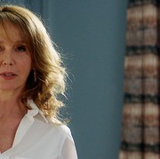 Simple dan Berkelas, Intip Gaya Fashion Sylvie Grateau di Emily in Paris Season 3