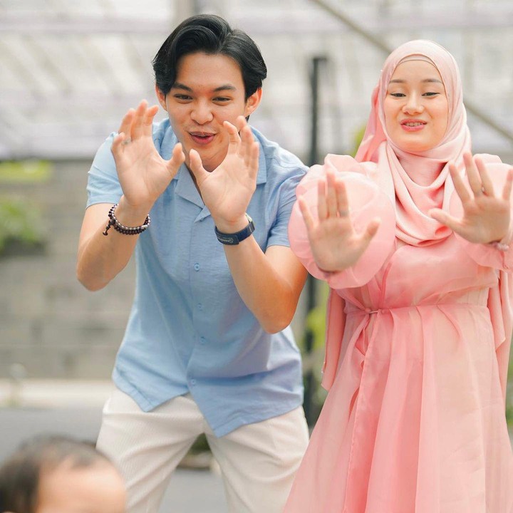 <p>Kemudian, Dinda dan Rey menyiapkan gender reveal untuk mengabarkan jenis kelamin anaknya. Acara ini dibuat dengan amat sederhana dan hanya diramaikan oleh orang terdekat saja, Bunda. (Foto: YouTube Rein TV)<br /><br /><br /></p>