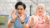 <p>Kemudian, Dinda dan Rey menyiapkan gender reveal untuk mengabarkan jenis kelamin anaknya. Acara ini dibuat dengan amat sederhana dan hanya diramaikan oleh orang terdekat saja, Bunda. (Foto: YouTube Rein TV)<br /><br /><br /></p>