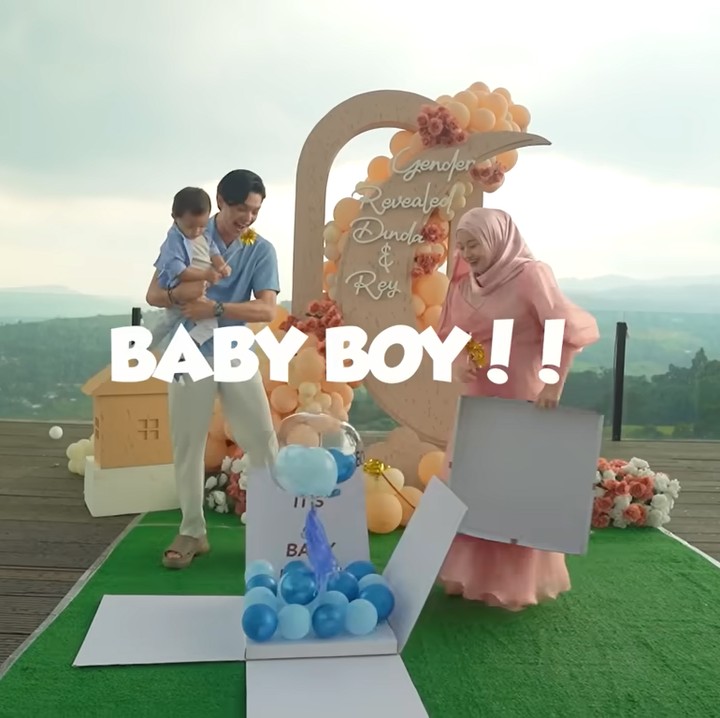 <p>Rey dan Dinda tampak begitu bahagia. Meskipun Rey sempat berharap dikaruniai anak perempuan, namun ia lebih bersyukur jika buah hati mereka lahir dengan sehat. (Foto: YouTube Rein TV)<br /><br /><br /></p>