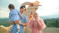 <p>Sejak dalam proses pemeriksaan, dokter kandungan Dinda menyebut bahwa anak kedua mereka terlihat mirip seperti Rey. Keduanya pun semakin penasaran namun informasi tersebut masih disimpan rapi. "Ini jenis kelaminnya, (dirahasiakan) buat gender reveal," ujar sang dokter sambil memberikan amplop. (Foto: YouTube Rein TV)<br /><br /><br /></p>