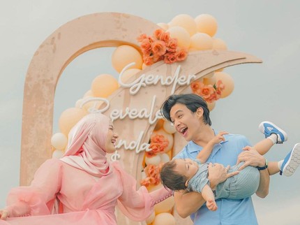 7 Potret Gender Reveal Anak Kedua Dinda Hauw, Sederhana dengan Tema Warna Pastel Bun