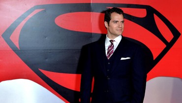 Didepak dari Sosok Superman, Henry Cavill Jadi Pria Tertampan 2022