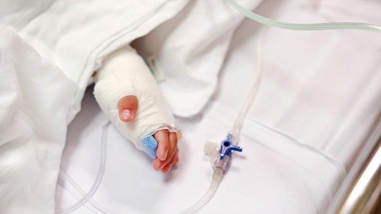 Ilustrasi Jus Jambu dan Kurma untuk DBD Little boy get sick from influenza need to be admitted to hospital with saline intravenous (iv) in-line hand pressure
